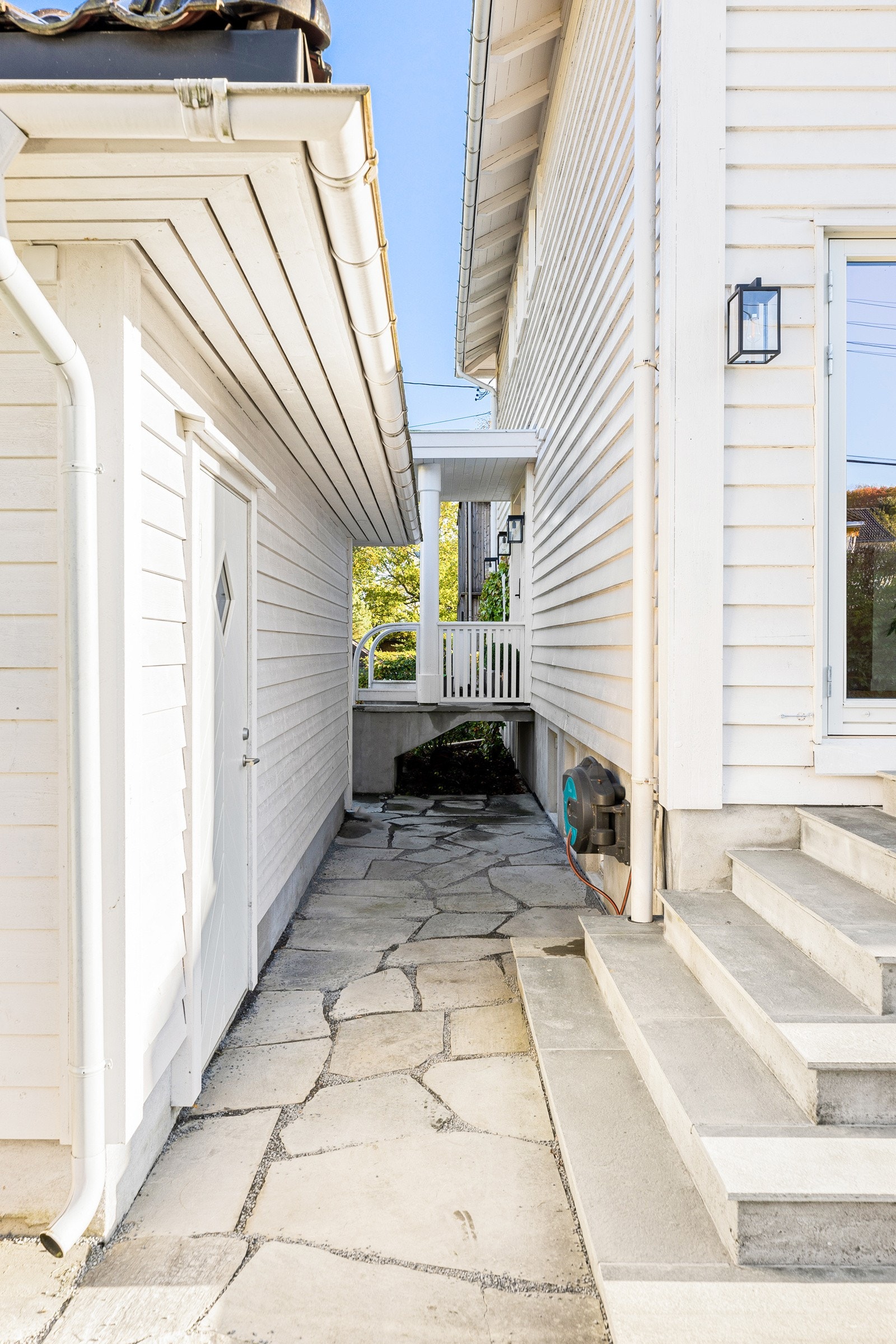 Det lagt pen skiferstein mellom boligen og garasjen. Galleribilde