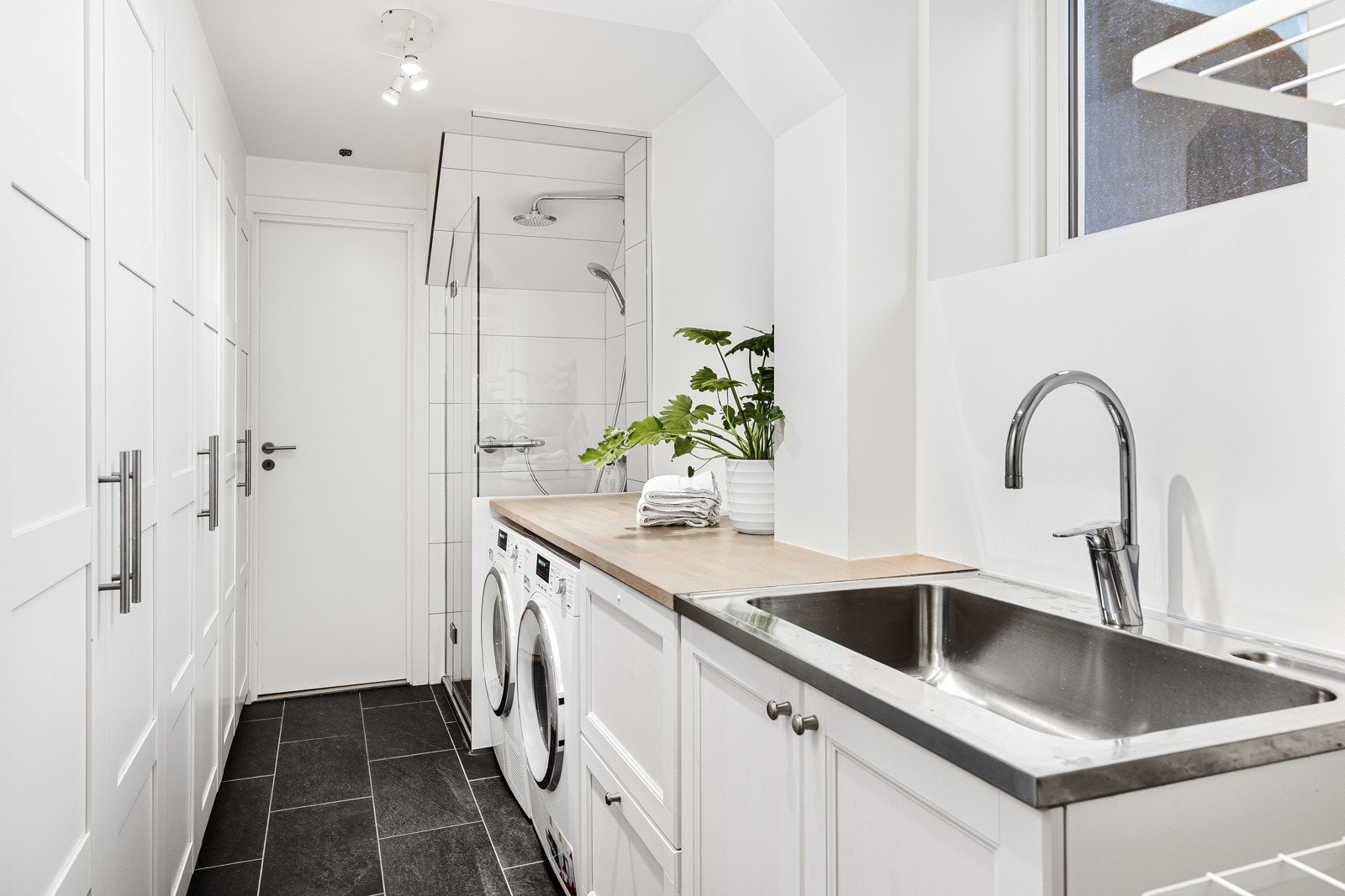 Vaskerommet har også egen dusjsone og vask som er meget praktisk da treningsrommet ligger rett ved siden av! Galleribilde