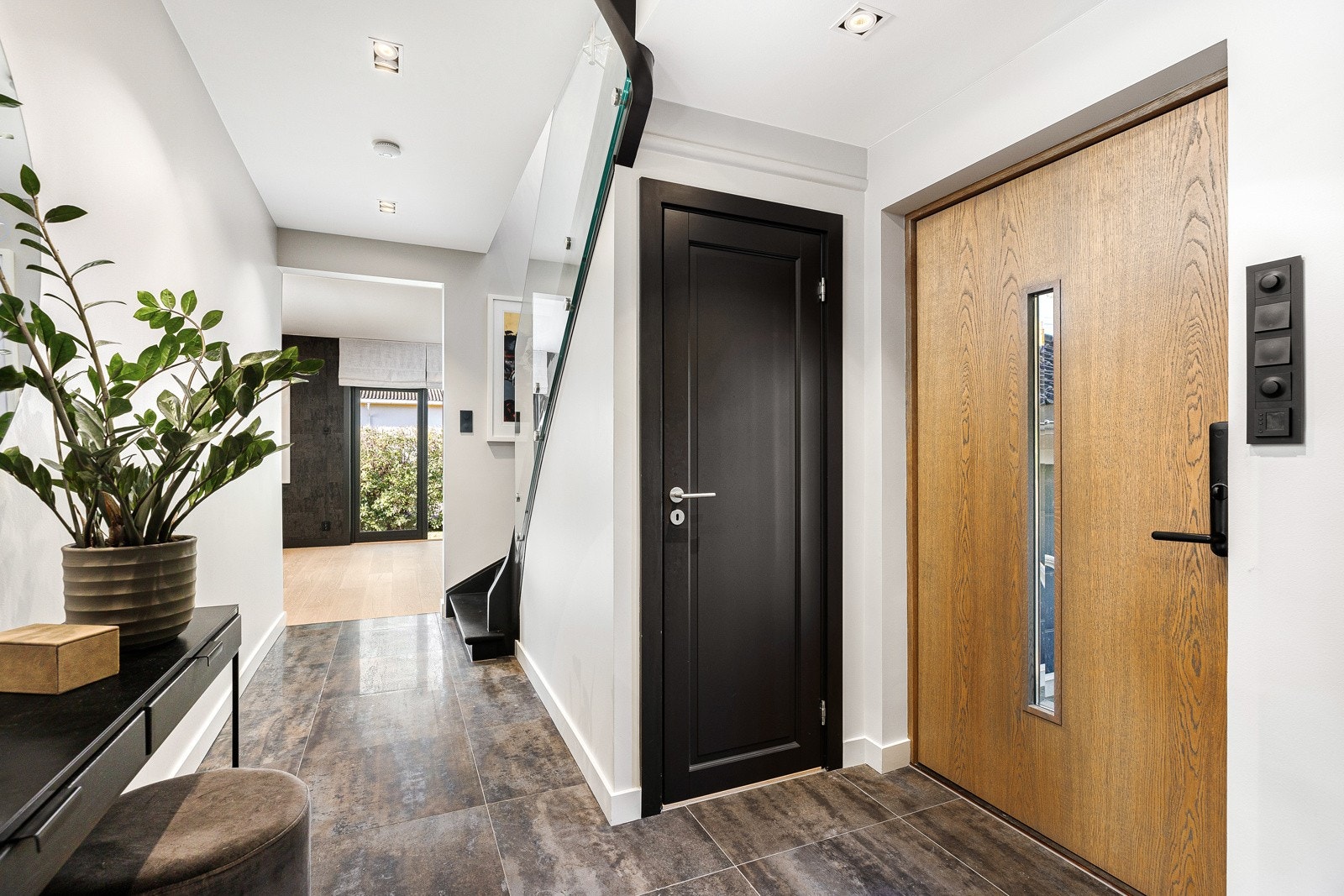 Luftig entré/gang med god takhøyde gir også et godt førsteinntrykk! Galleribilde