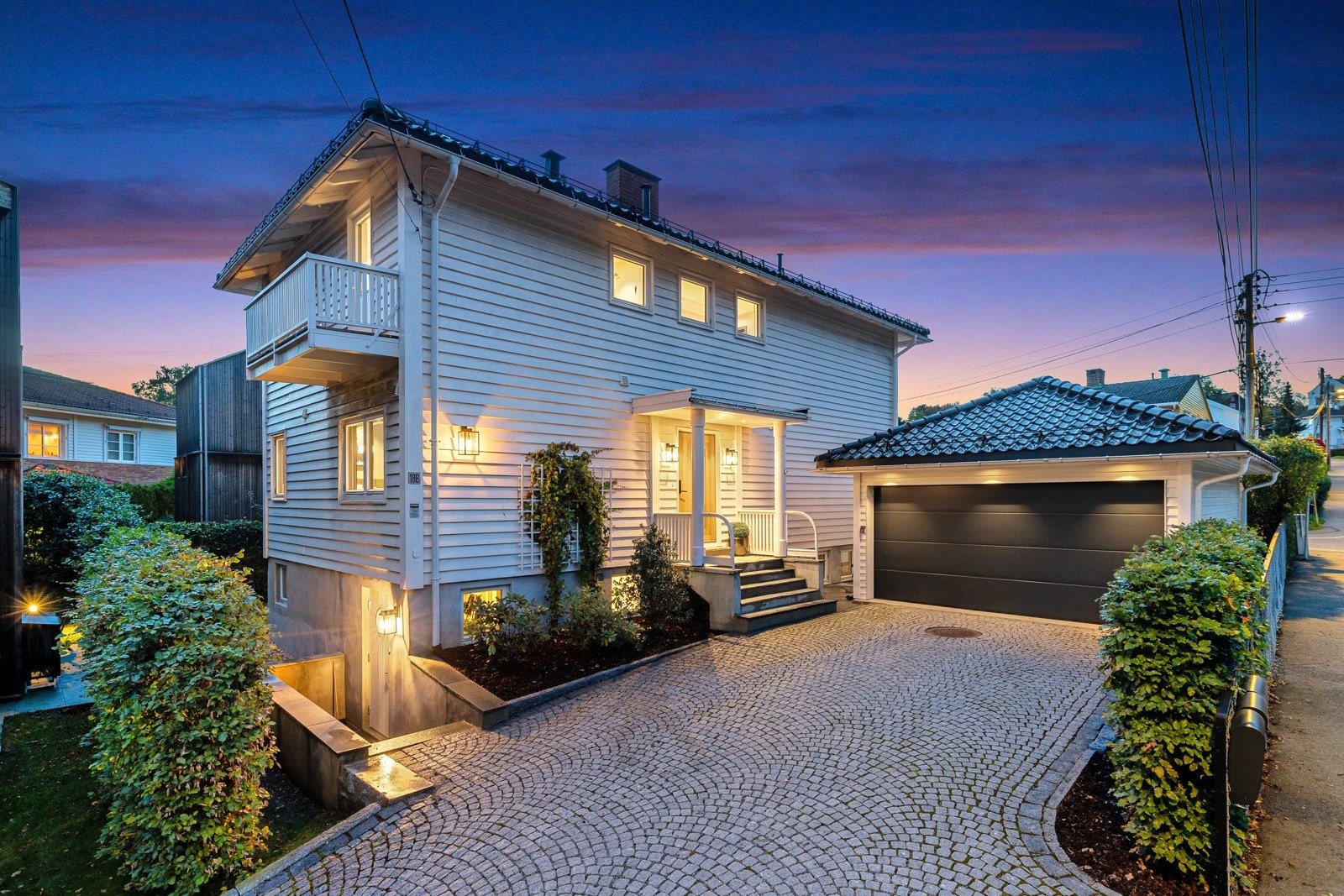 Stor, innholdsrik og svært attraktiv enebolig fordelt over tre plan med nyere dobbelgarasje samt skjermet, solrik hjørnehage med flott pergola/hagestue. Galleribilde