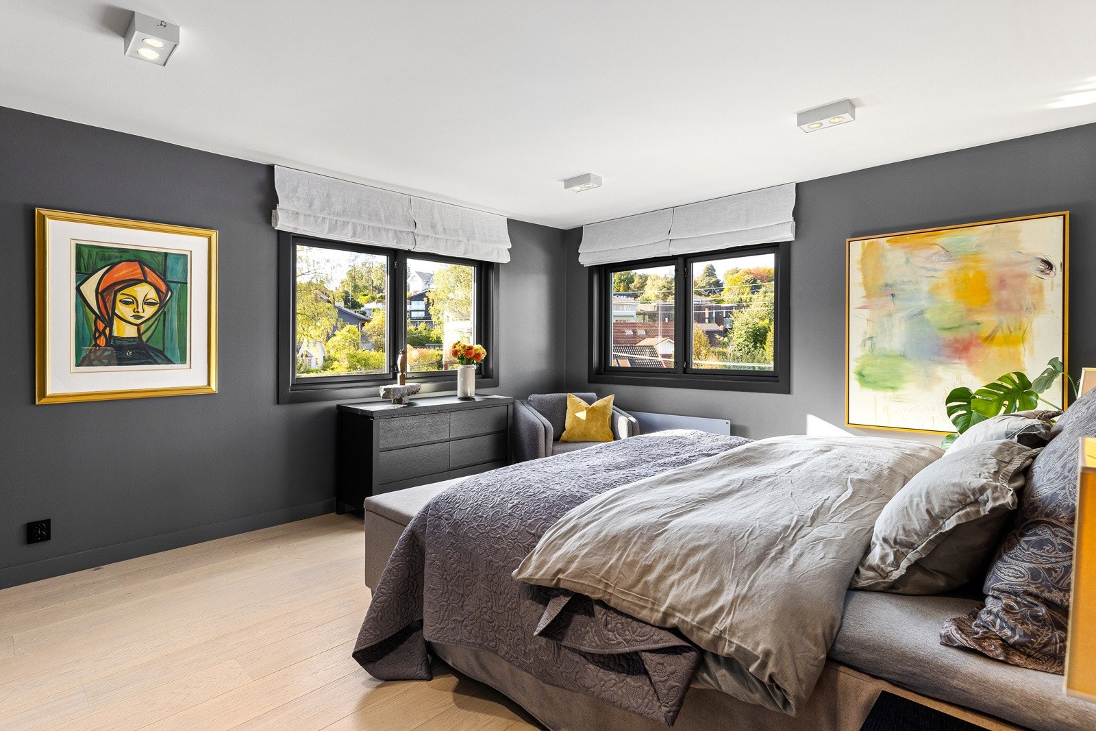 I andre enden av 2. etasje har man også et meget romslig soverom med god plass til stor dobbeltseng, nattbord og ennet møblement. Galleribilde