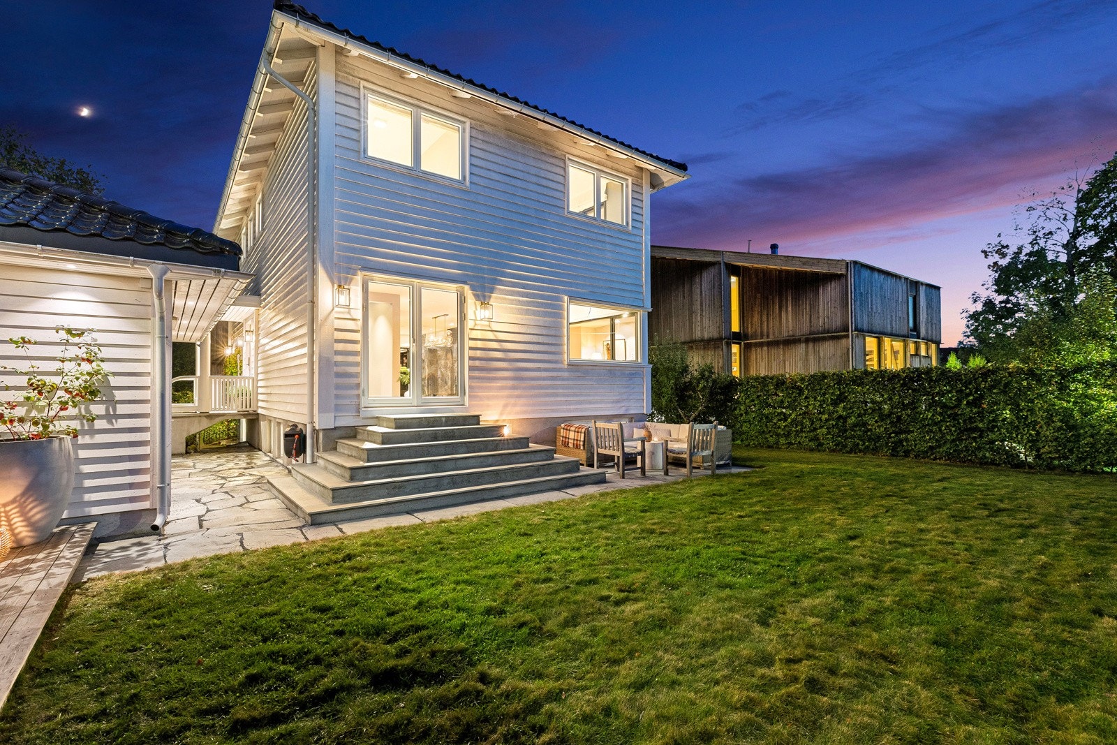 Eiendommen ligger i et svært ettertraktet villaområde på Ris/Vinderen med nærhet til idylliske rekreasjonsområder, samt et bredt service- og kollektivtilbud. Galleribilde