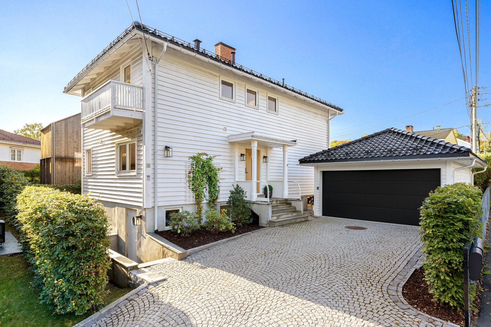 Gårdsplassen har lekker brostein. Her får man umiddelbart et meget godt førsteinntrykk! Galleribilde