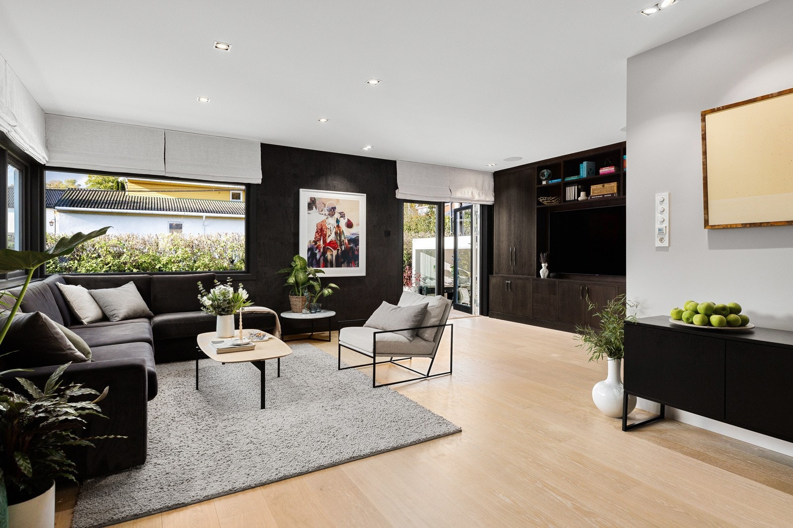 Fra stuen har man grønt og frodig utsyn mot den flotte hagen! Galleribilde