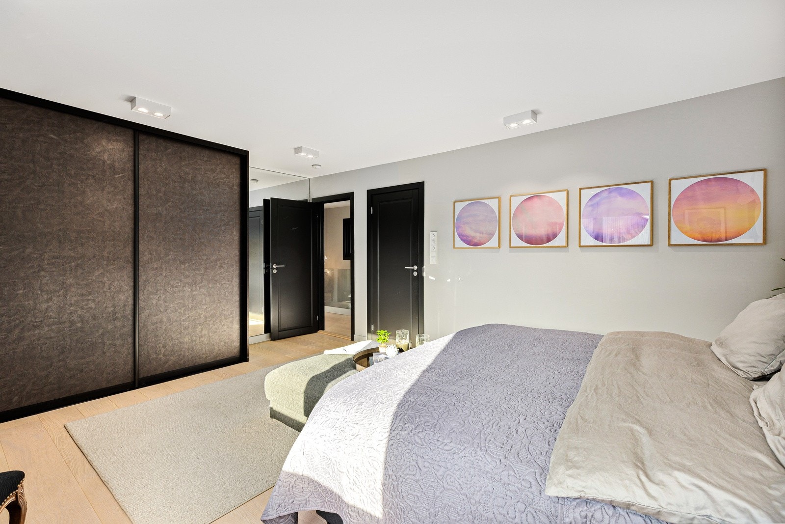 Soverom 1: Døren til høyre fører deg inn til tilknyttet baderom og døren til venstre fører deg ut i gangen mot trapp ned til 1. etasje. Galleribilde