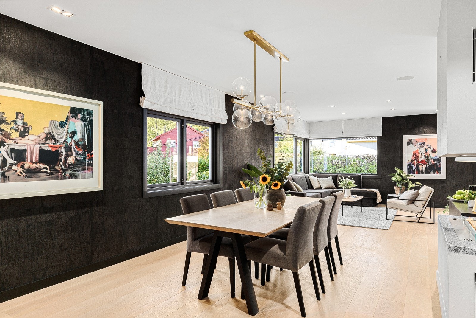 I 2017/2018 fikk boligen nye downlights i himling i 1. og 2. etasje og seks innfelte høyttalere i himling (i stue, spisestue og på kjøkken). Galleribilde