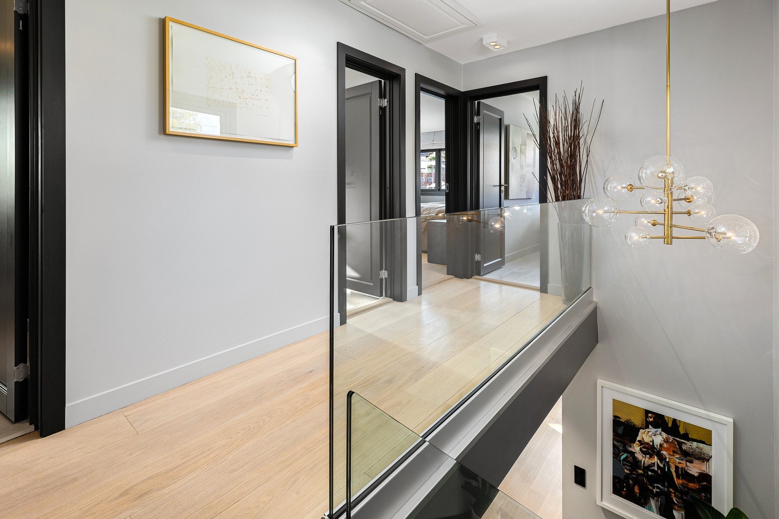 Boligens 2. etasje er en arealeffektiv etasje som består av gang, fire romslige soverom og stort baderom med tilgang til balkong. Galleribilde