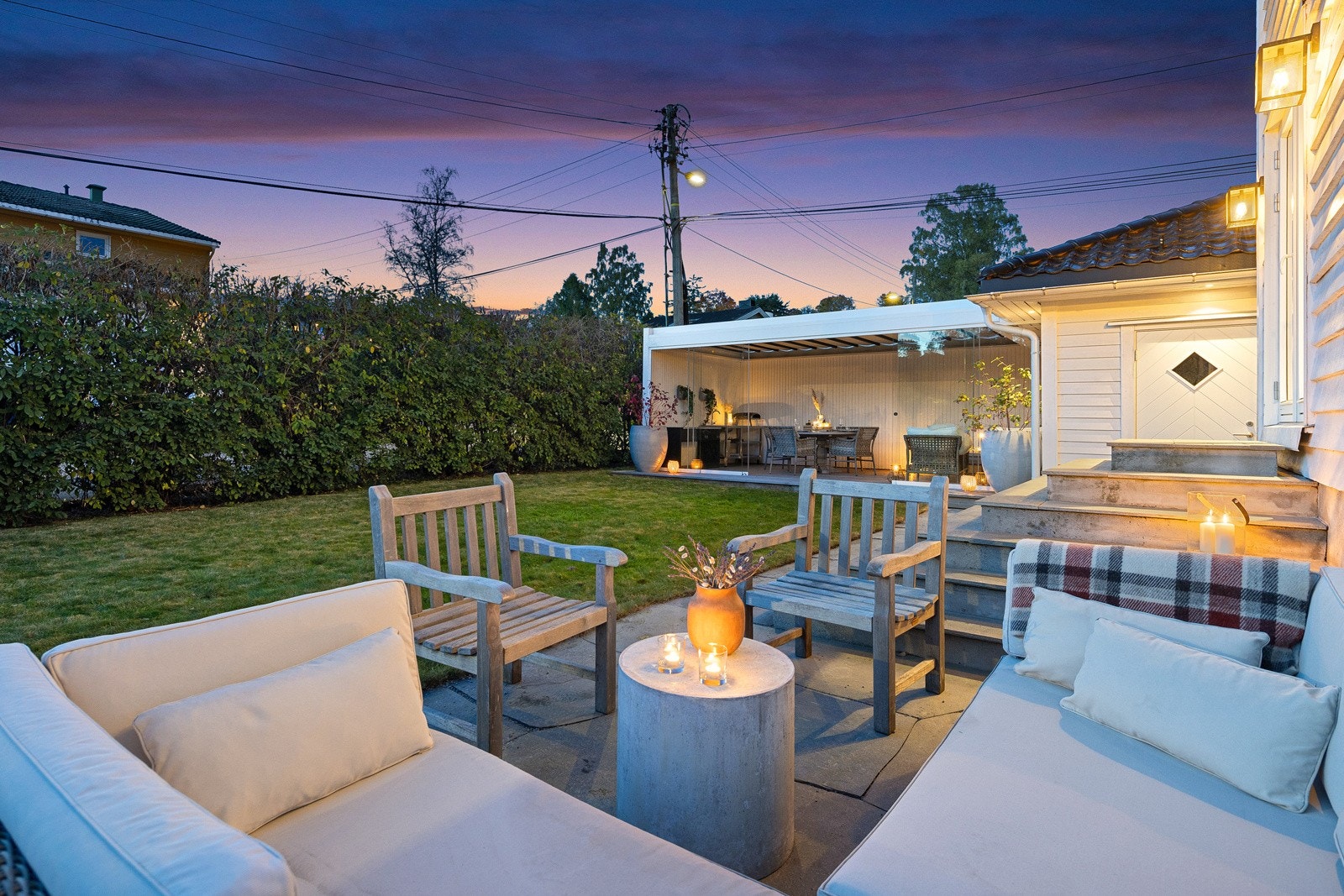 Hagen er pent opparbeidet med stort plenareal, trær, frodig hekk som skjermet godt for innsyn, skiferstein, samt lekker brostein ved innkjøring og foran garasjen. Galleribilde