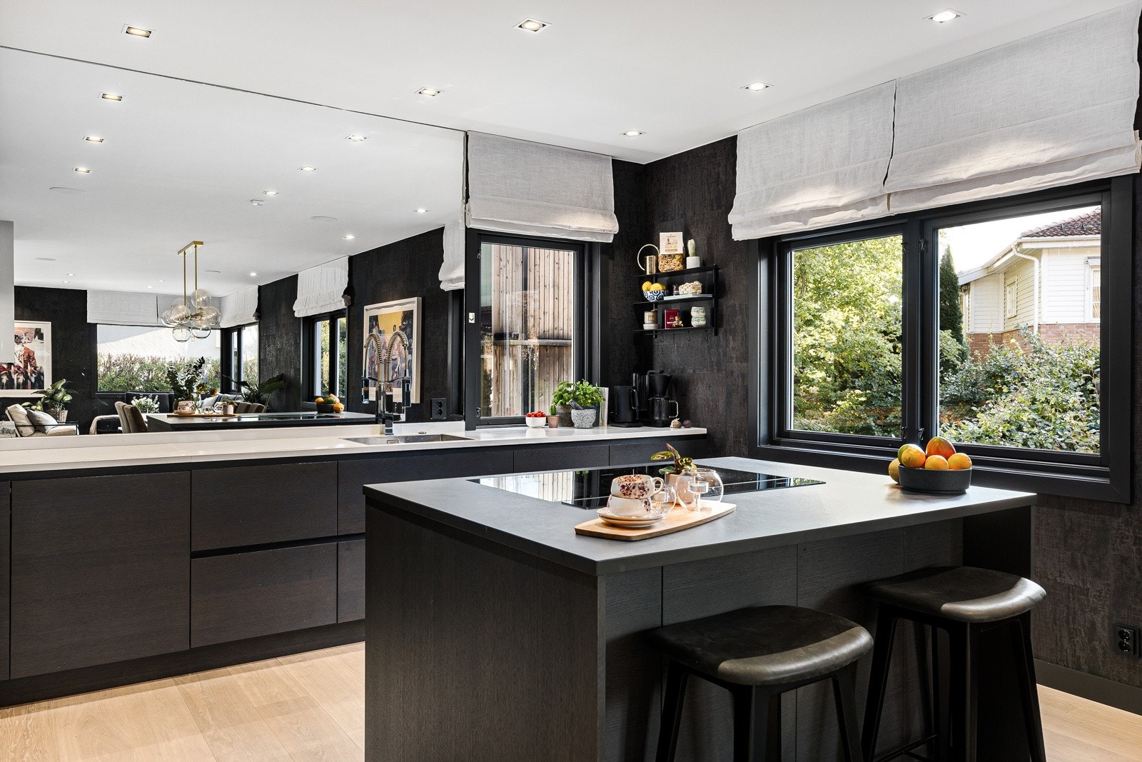 Den praktiske kjøkkenøyen fungerer som et naturlig skille mellom kjøkkensonen og spisestuen. Kjøkkenøyen er utstyrt med integrert benkventilator fra Miele! Galleribilde