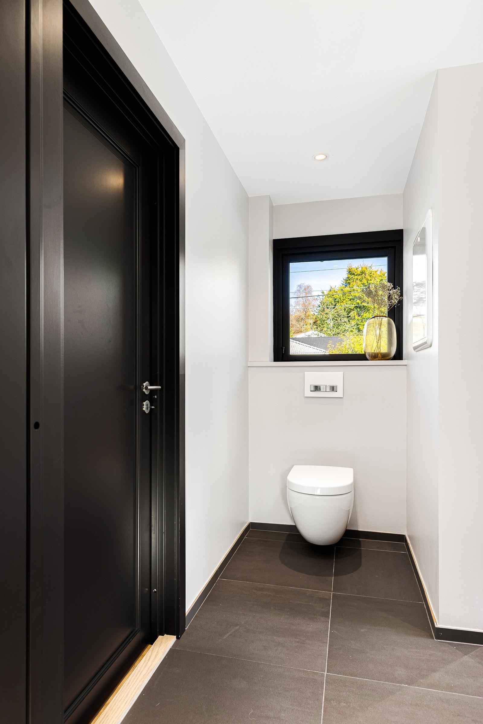 Baderommet har en egen sone for toalett med et eget lite vindu for naturlig lys. Galleribilde