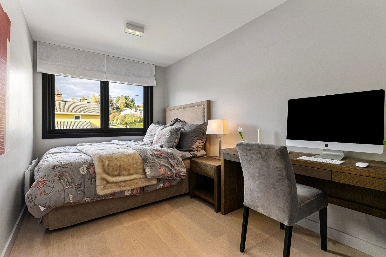 Soverom 3: Praktisk soverom som fungerer fint som et gjesterom eller hjemmekontor. I likhet med de andre soverommene har man også her god plass til dobbeltseng, nattbord, garderobe, kontorplass eller annet ønskelig møblement. Galleribilde