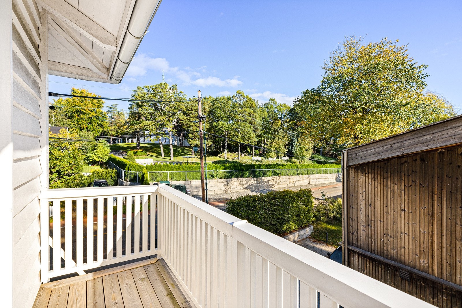 Balkong med tilgang fra baderom i 2. etasje. Her kan man trekke dagens første åndedrag utendørs! Galleribilde