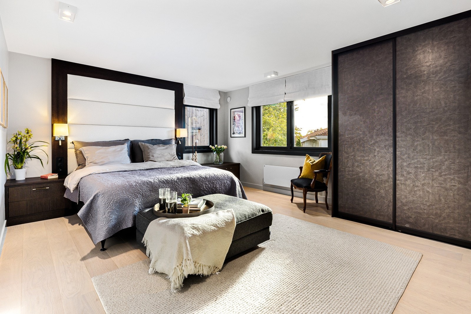 Soverom 1: Boligen har et gigantisk hovedsoverom/master med tilknyttet baderom, skreddersydd innredning fra møbelsnekker og gode oppbevaringsmuligheter i stor garderobeinnredning. Galleribilde