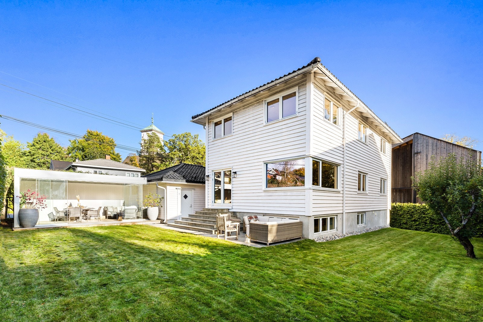 Videre ble boligen oppgradert i 2017/2018 med ny pergola/hagestue, ny skiferplatting i hagen, ny ytterdør, nytt rekkverk ved inngangsparti i 1. etasje og ny balkong i 2. etasje, splitter nye baderom i 1. etasje og 2. etasje, samt ny dusjsone på vaskerom! Galleribilde