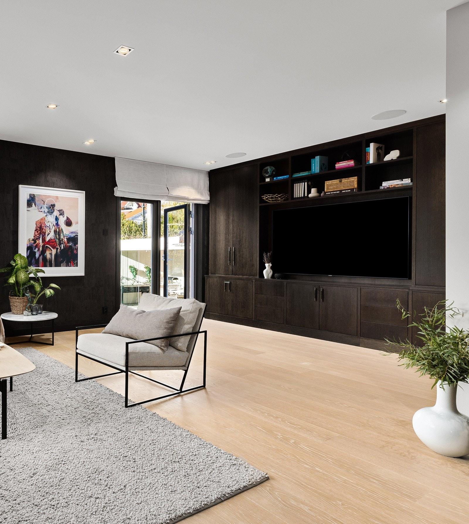 Stuen har et lekkert tv-møbel finsnekret av møbelsnekker! Galleribilde