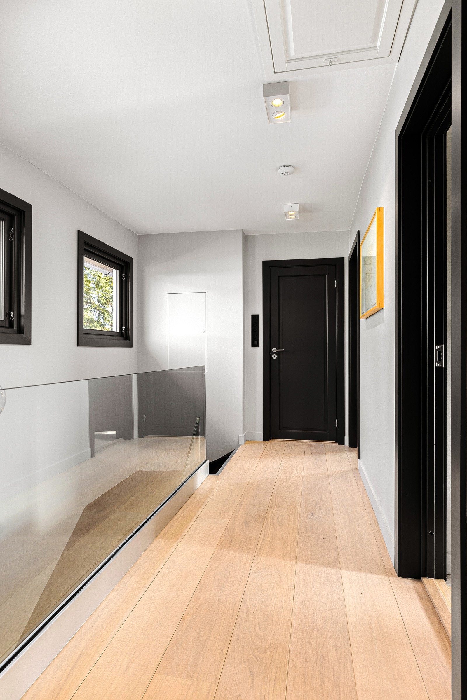 Tre vindusflater mot trapperommet gir godt med naturlig lys i gang og trapperom. Galleribilde