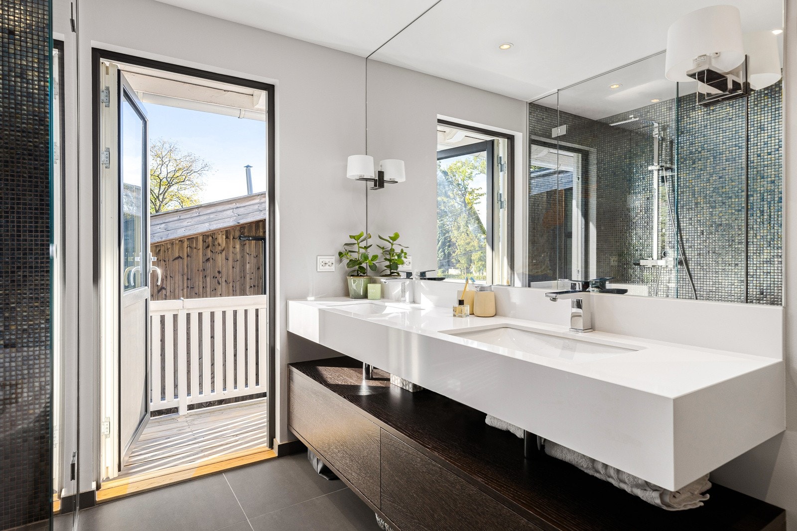 Baderommet har er utstyrt med baderomsinnredning utført av møbelsnekker med heldekende dobbelvask. Fra baderommet kan man tre ut på koselig balkong! Galleribilde