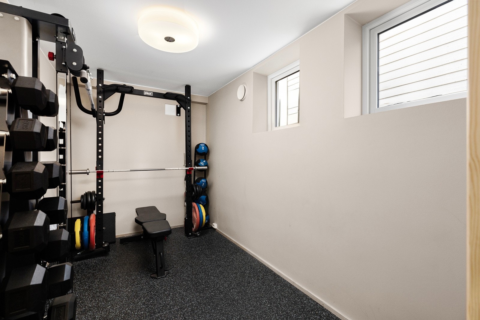 Flott treningsrom som også kan brukes som bod/oppbevaring ved behov! Galleribilde