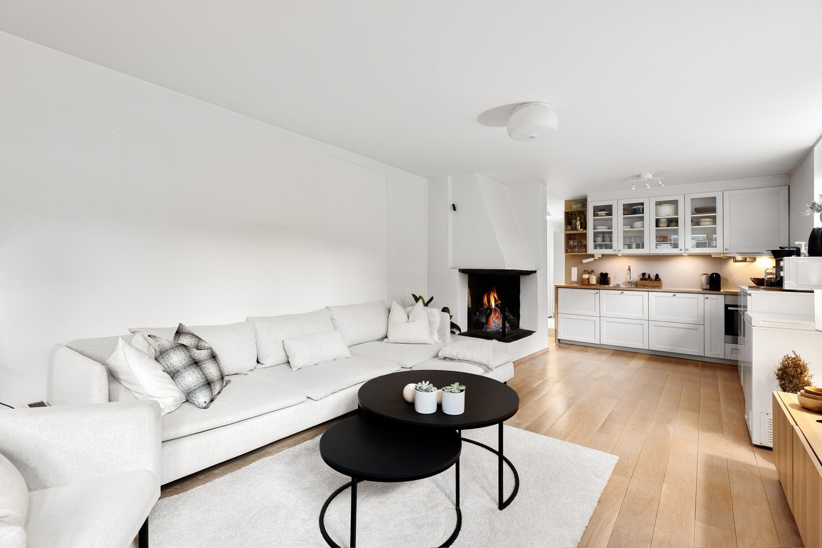 Boligen har en hybeldel på ca. 44m² med egen inngang som leies ut for kr. 13.000,- i mnd. + strøm. Hybeldelen består av entré/gang, åpen stue- og kjøkkenløsning med åpen peis, tidløst baderom, samt rom som er innredet som soverom. Galleribilde