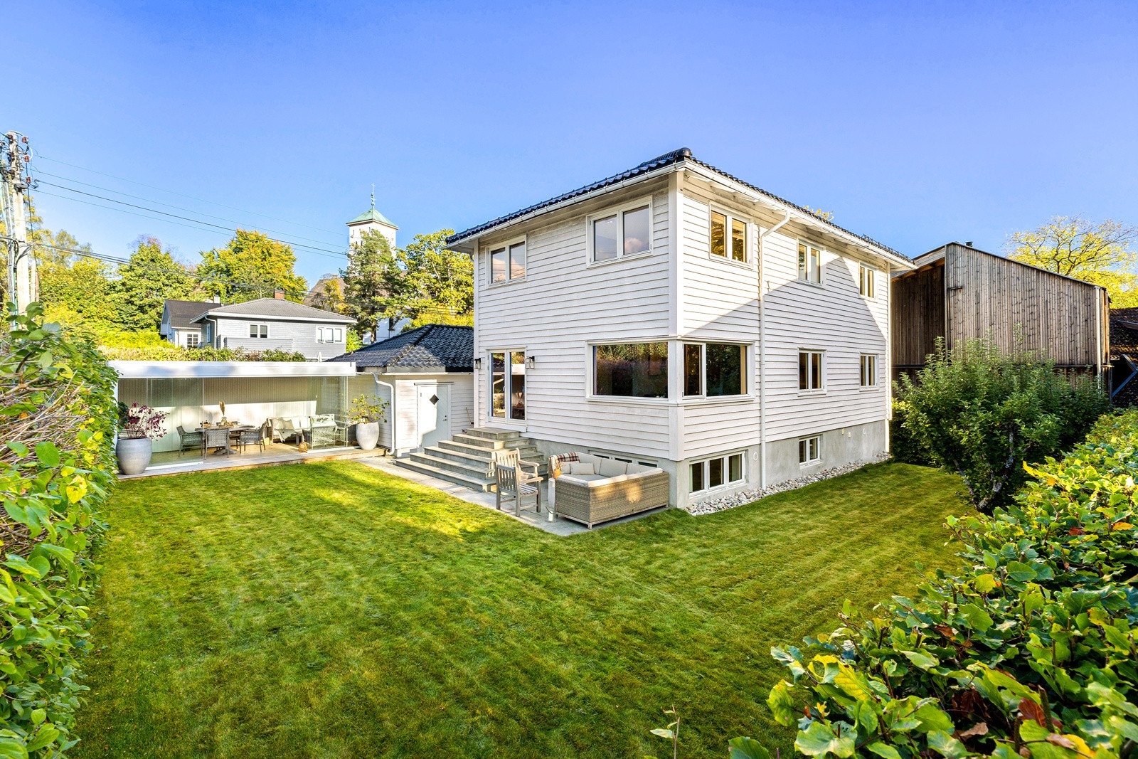 I perioden 2014-2015 ble alle tre etasjene i boligen pusset opp, alle vegger ble etterisolert. nye vinduer ble installert, nytt EL-anlegg, nytt røropplegg, oppført ny dobbelgarasje, nymalt ytterkledning, samt ny drenering og utvendig fuktsikring. Galleribilde