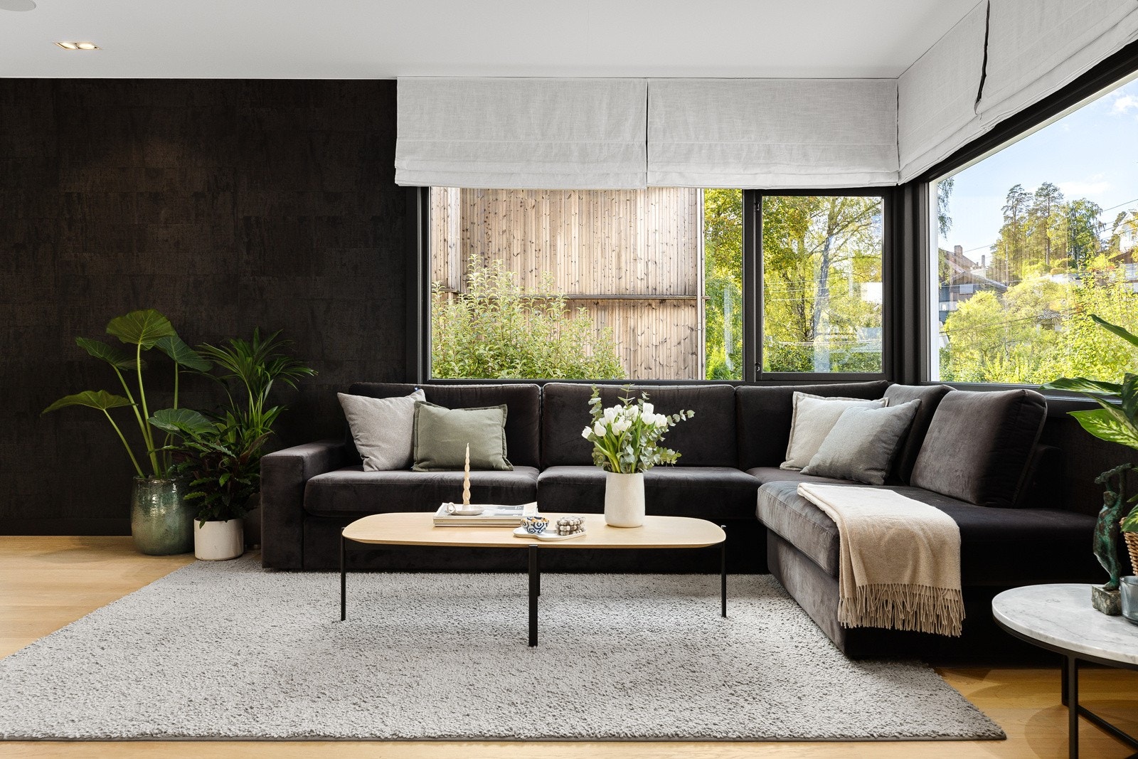 Kombinasjonen av de romslige rommene og alle de store vindusflatene gir rikelig med naturlig lys og en herlig romfølelse! Galleribilde