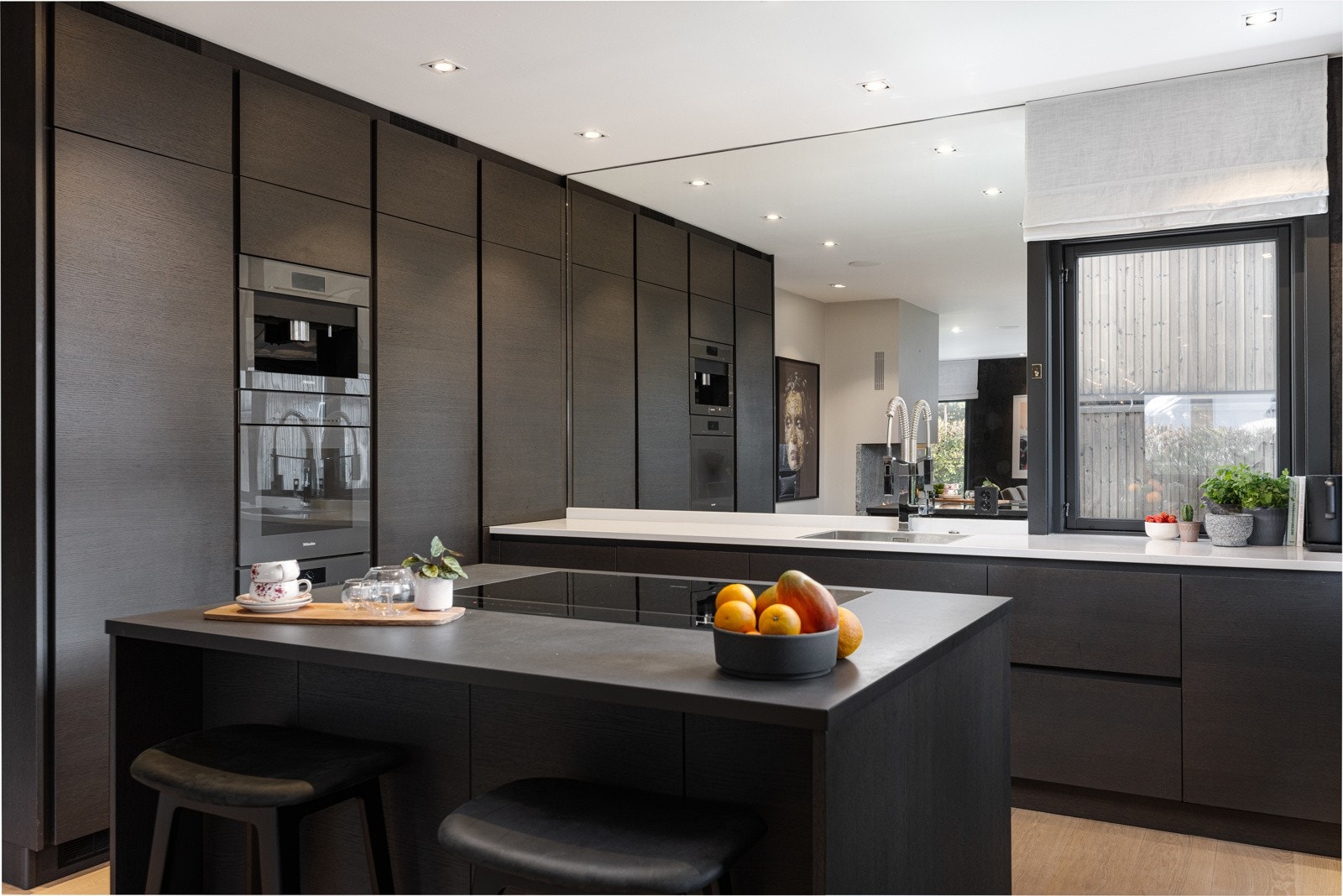 Innredningen har god benke- og skapplass samt godt med naturlig lys fra flere vindusflater. Galleribilde