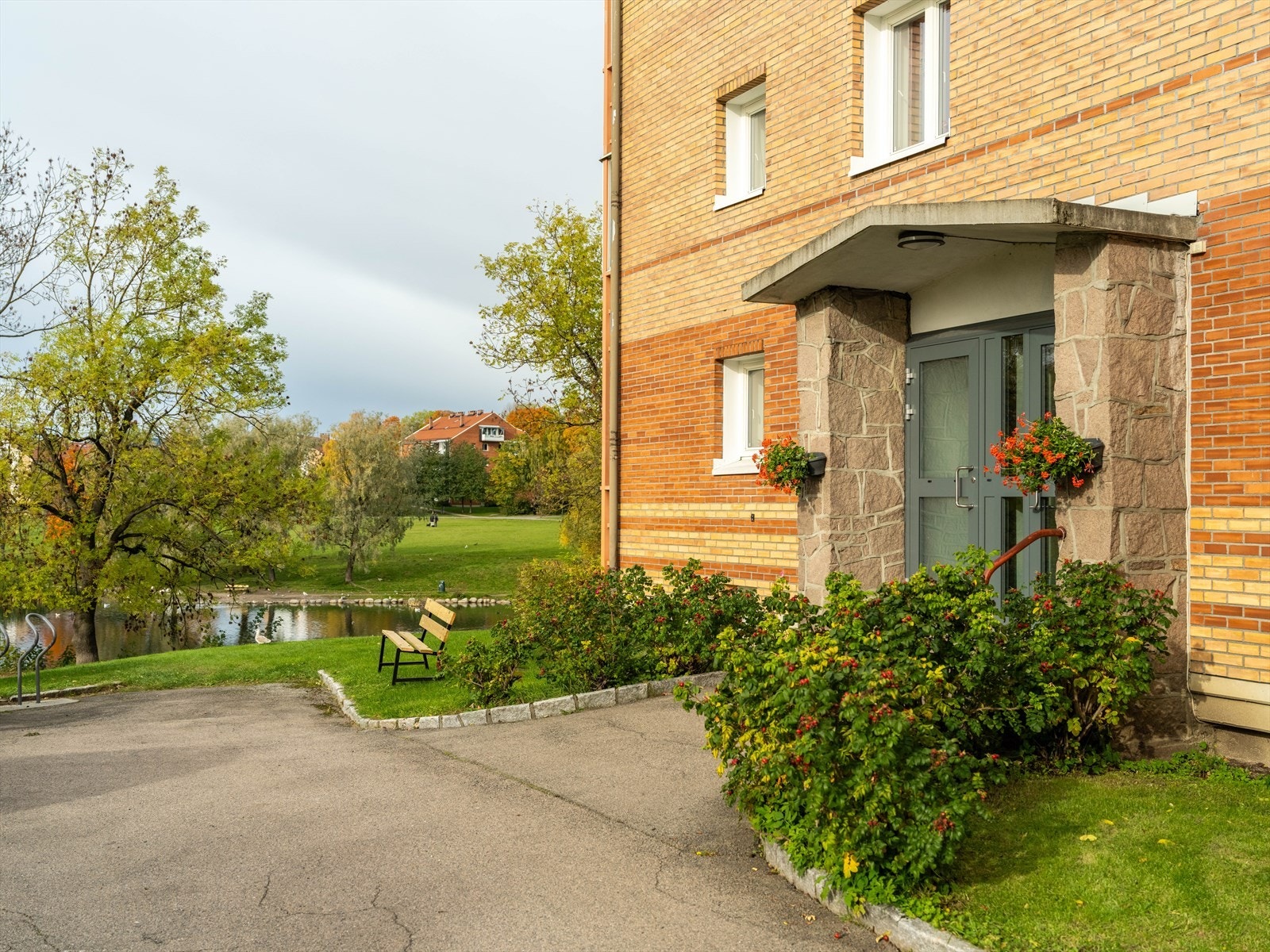 I Vallefaret 18 bor du i stille og rolige omgivelser, med store grøntområder rett utenfor døren. Galleribilde