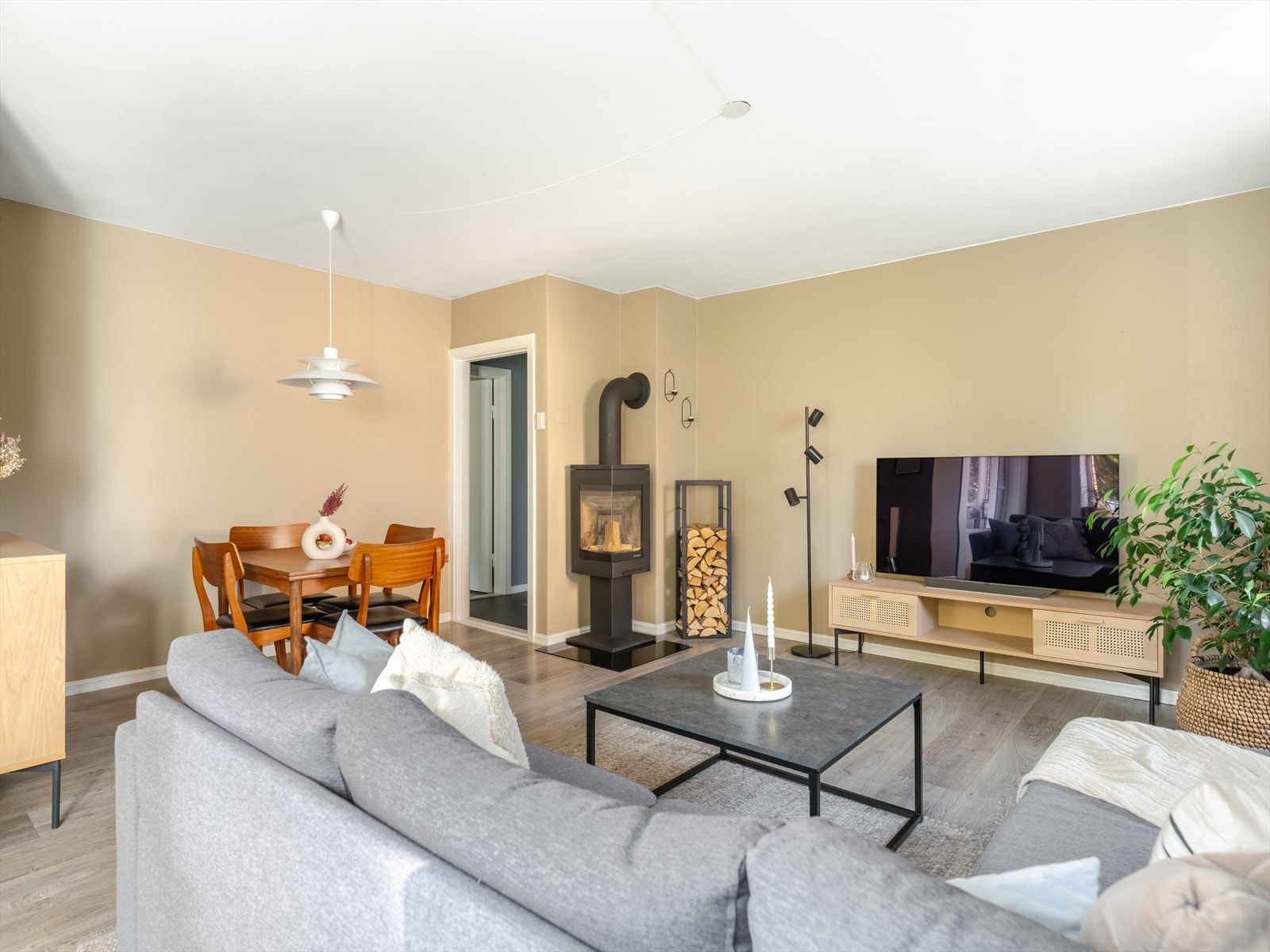 I stuen finner vi definerte soner for både sofagruppen og spiseplassen, noe som gjør det til et flott sted for både avslapning og hyggelige middagsselskaper. Galleribilde