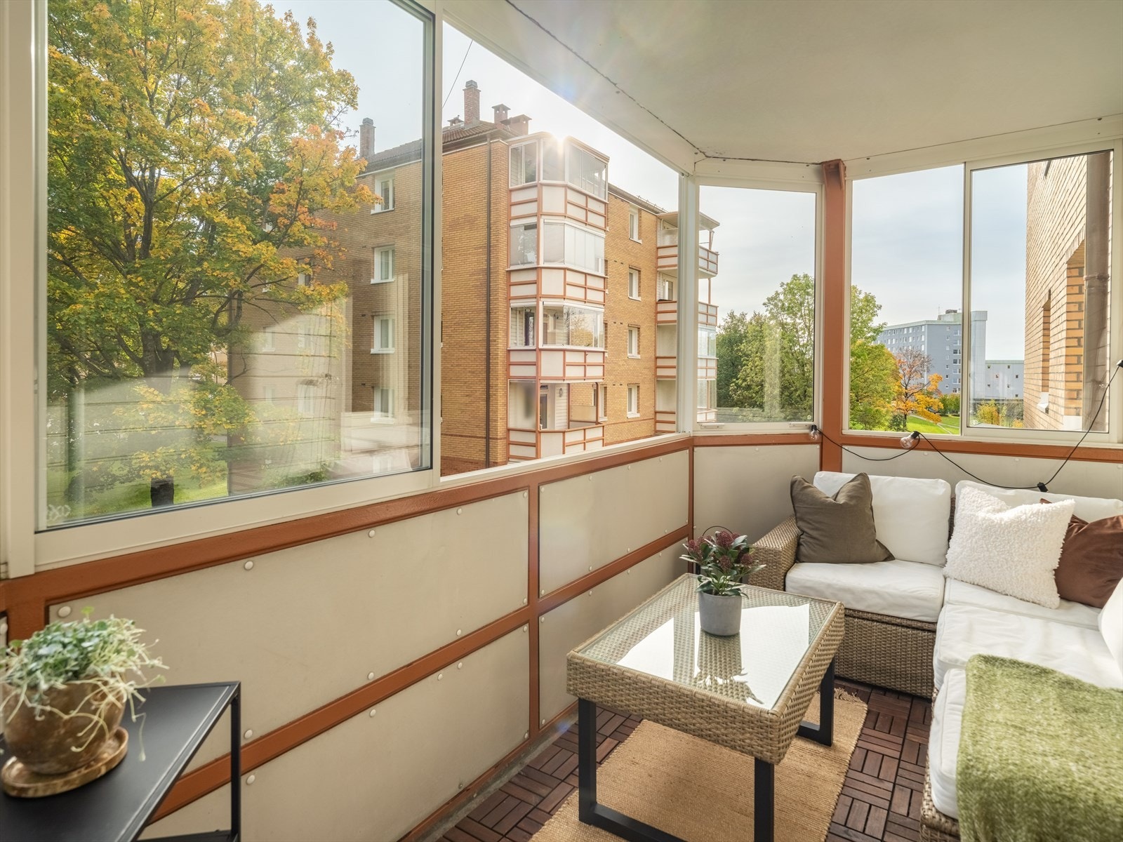 Dette ekstra uterommet gir deg muligheten til å nyte frisk luft og utsikten uten å bekymre deg for vær og vind. Galleribilde