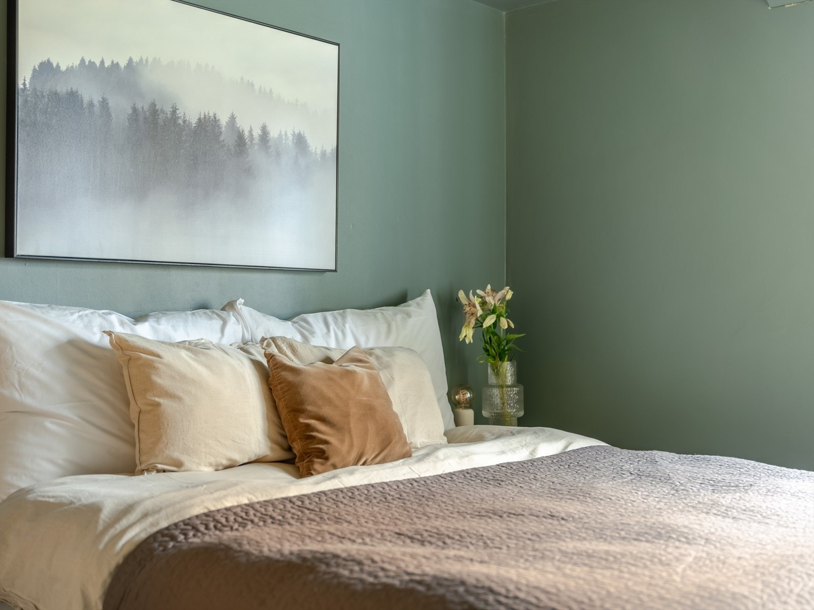 Vegger og tak ble malt i samme lune fargetone i 2022, som bidrar til en god natts søvn. Galleribilde