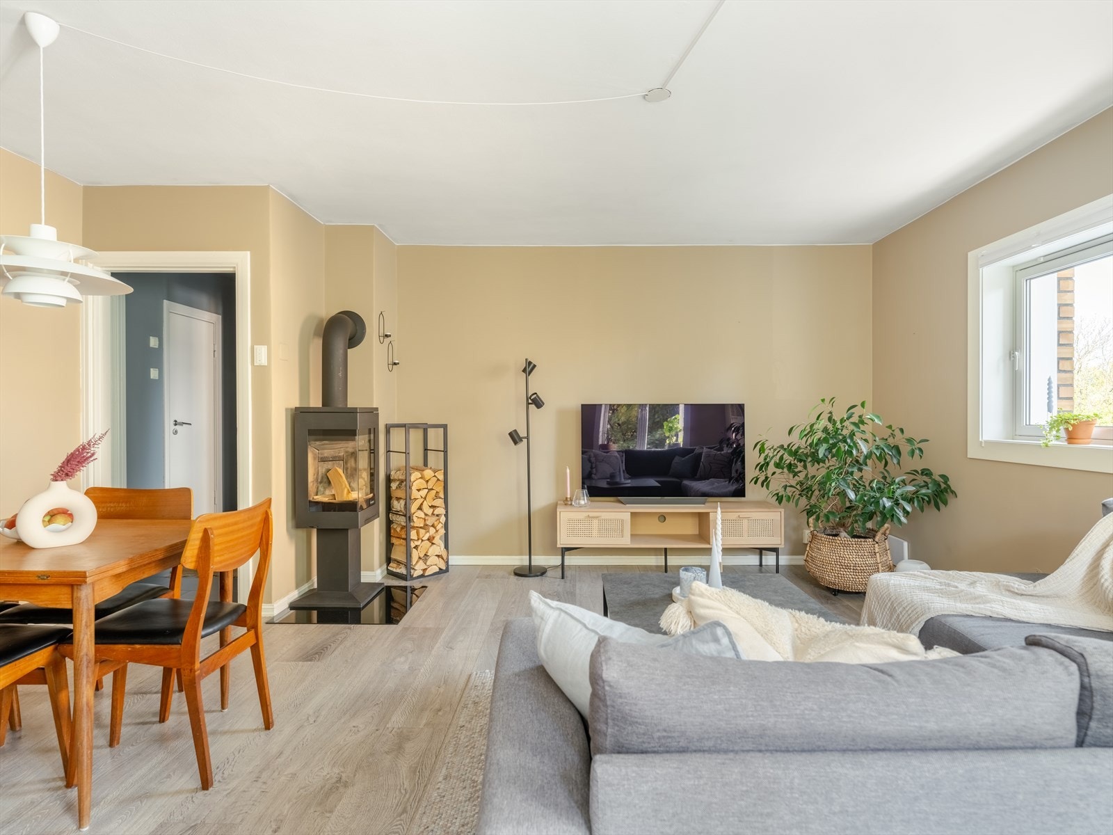 Stuen er det naturlige oppholdsrommet i leiligheten, så vi fortsetter her. Galleribilde