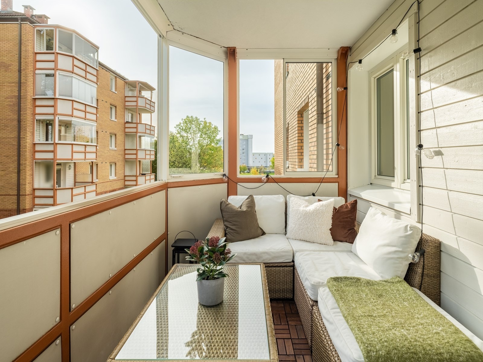 Det vil bygges nye, innglassede balkonger i regi av borettslaget med planlagt oppstart i starten av 2024. Se salgsoppgave for ytterligere informasjon. Galleribilde