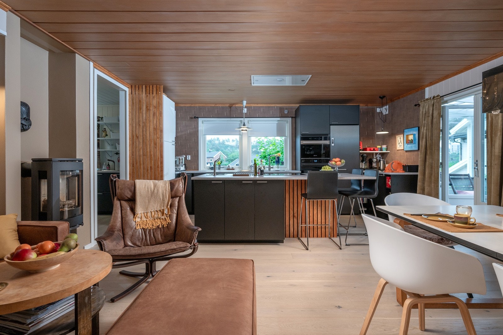 Moderne kjøkkeninnredning med øy fra 2018 Galleribilde