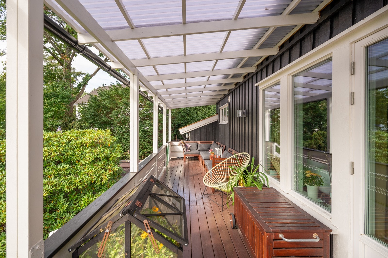 Veranda med adkomst til platting og hage Galleribilde