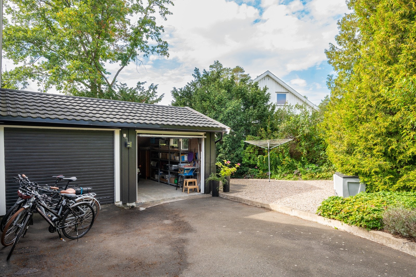 Dobbel garasje, bakenfor huset Galleribilde