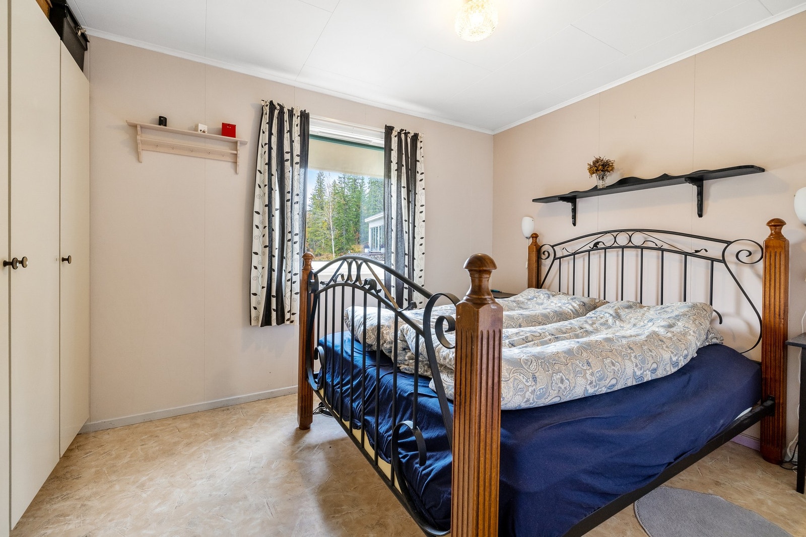 Soverom med garderobe hovedplan Galleribilde