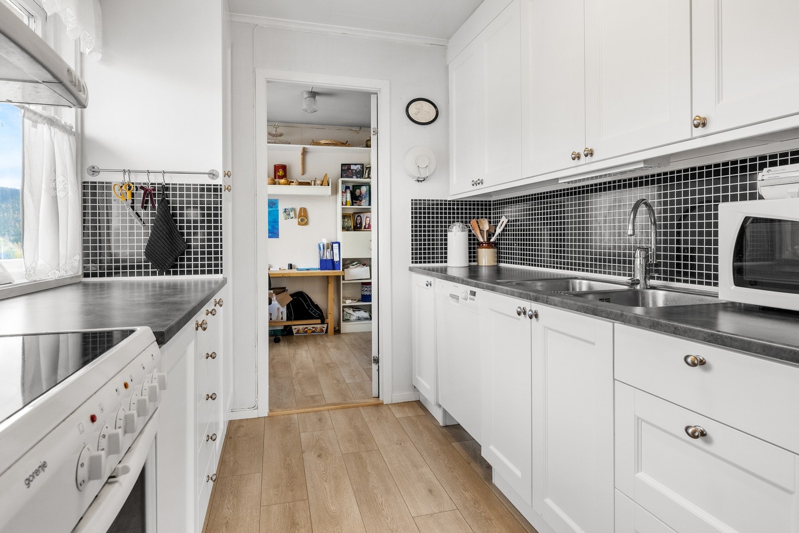 Kjøkkeninnredning fra 2020 med hvitmalte fronter og laminat benkeplate Galleribilde