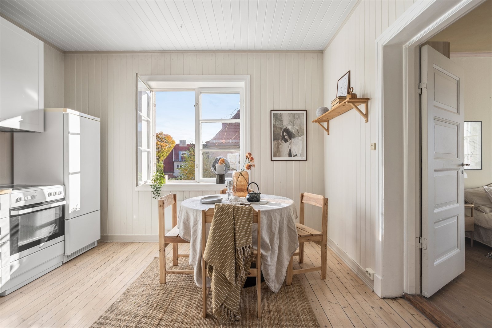 Et svært lyst og hyggelig spisekjøkken med god plass til spisebord. Galleribilde