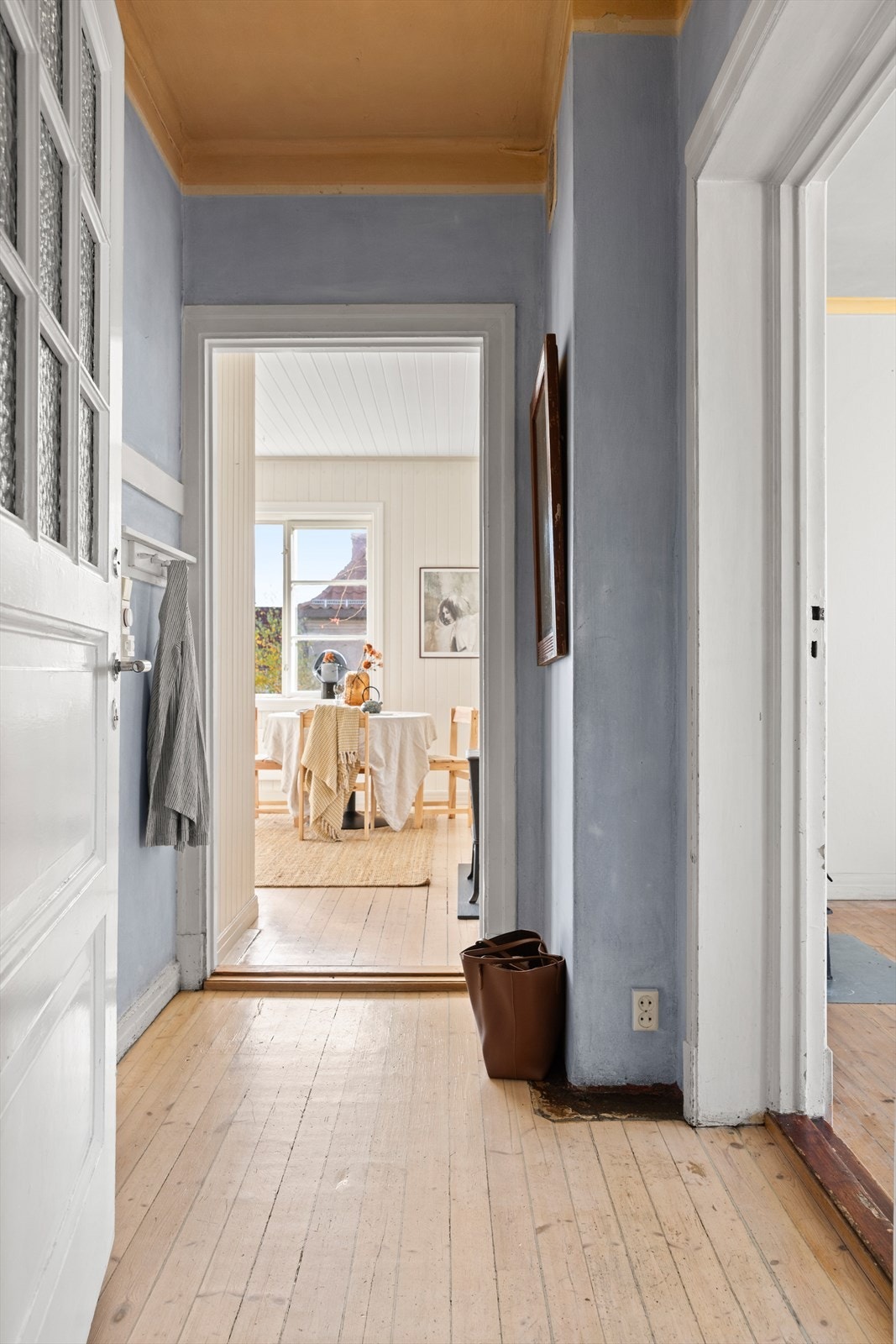 En hyggelig entré med plass til oppbevaring av sko og yttertøy. Galleribilde