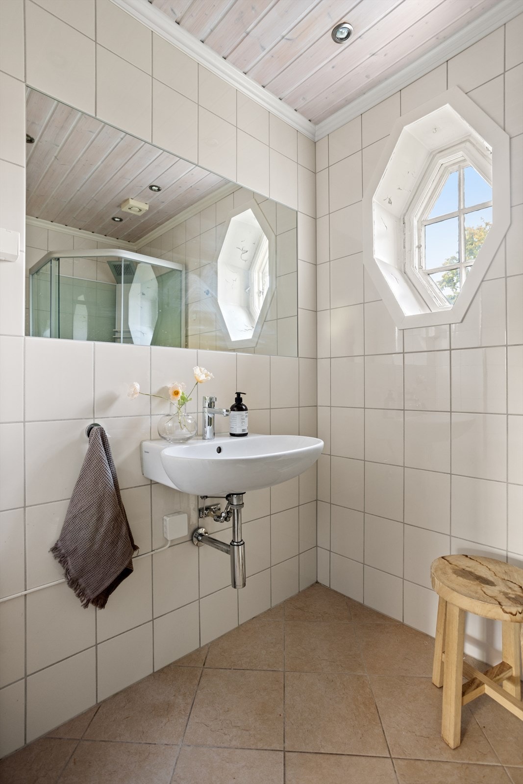 Badet er fra ca. 2002, og er utstyrt med vegghengt wc, servant og dusjkabinett. Galleribilde