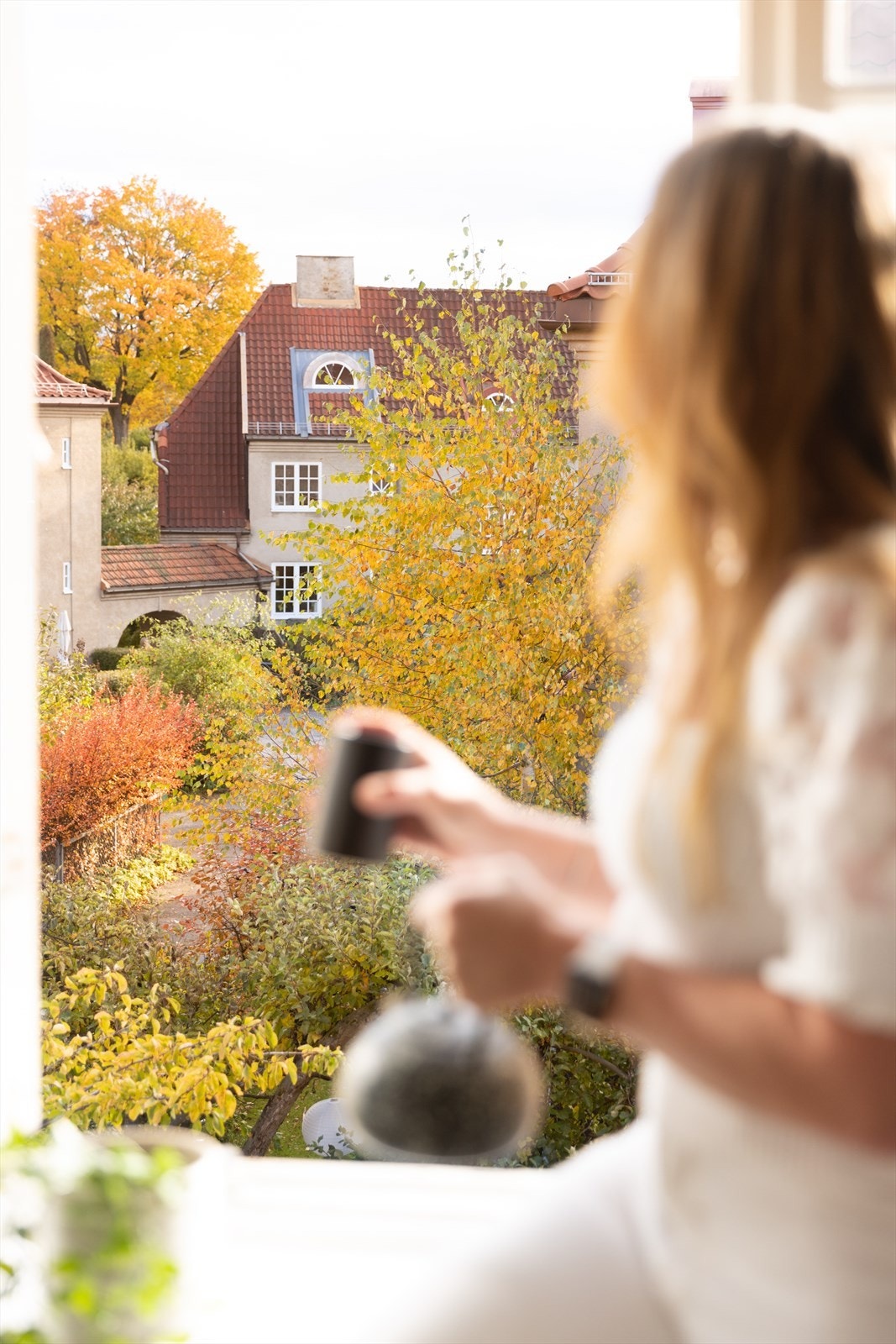 Fra boligen har man herlig og fint utsyn til nabolaget og dens vakre og frodige hager. Galleribilde