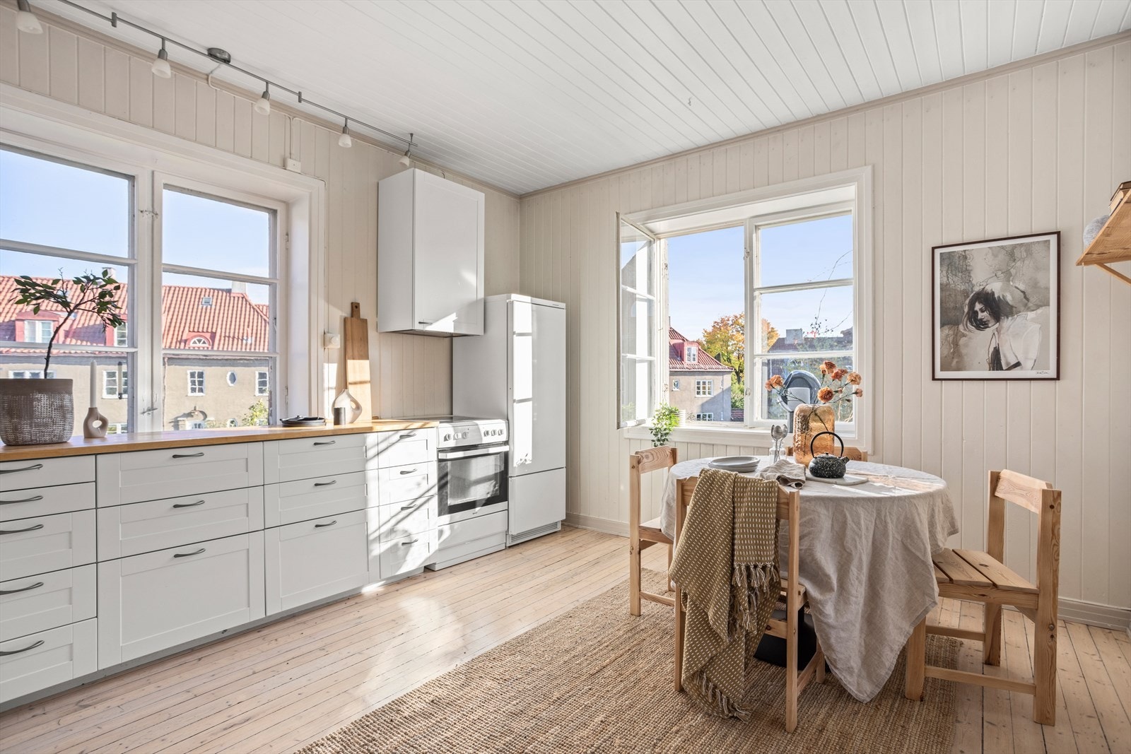 Tidløs kjøkkeninnredning, fra IKEA med heltre benkeplate, kullfilter vifte og nedfelt kum. Galleribilde