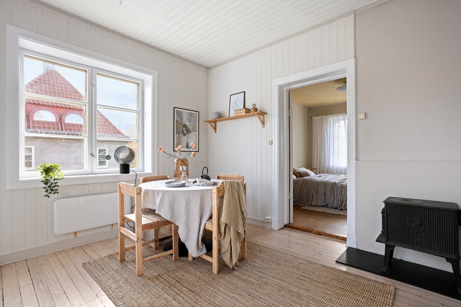 Kjøkkenet har også en klassisk og sjarmerende peisovn. Galleribilde