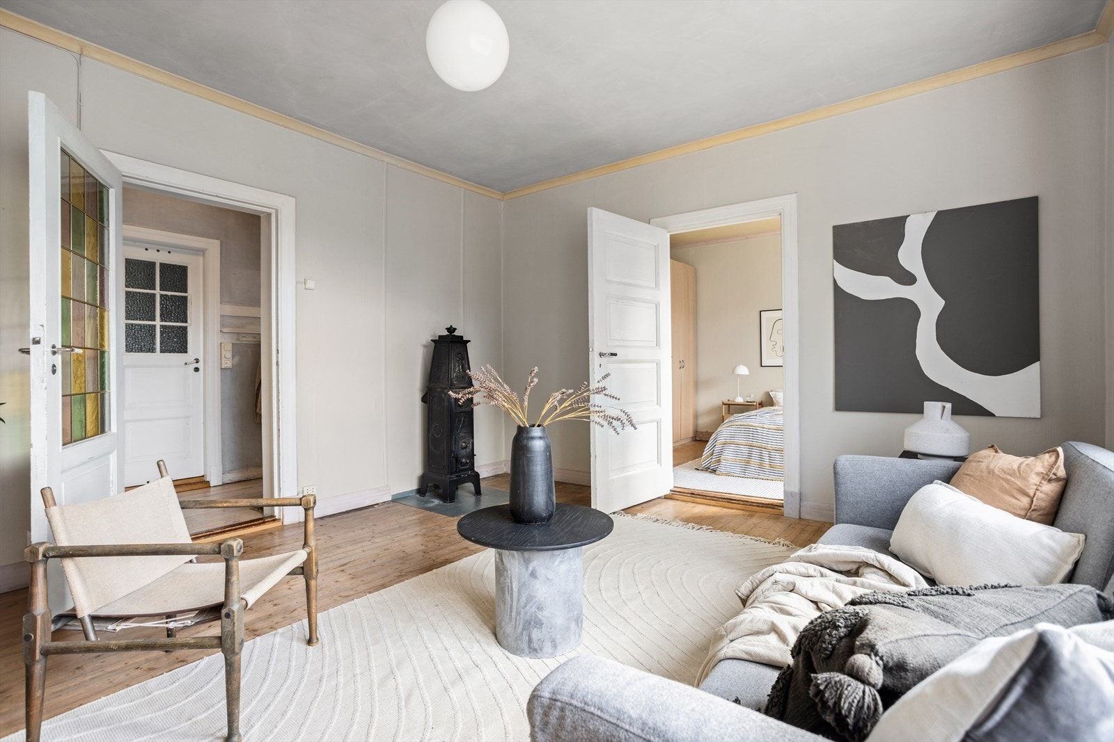 Boligen har både sjel og sjarm med blant annet originale tregulv. Legg også merke til den vakre døren inn til stuen. Galleribilde