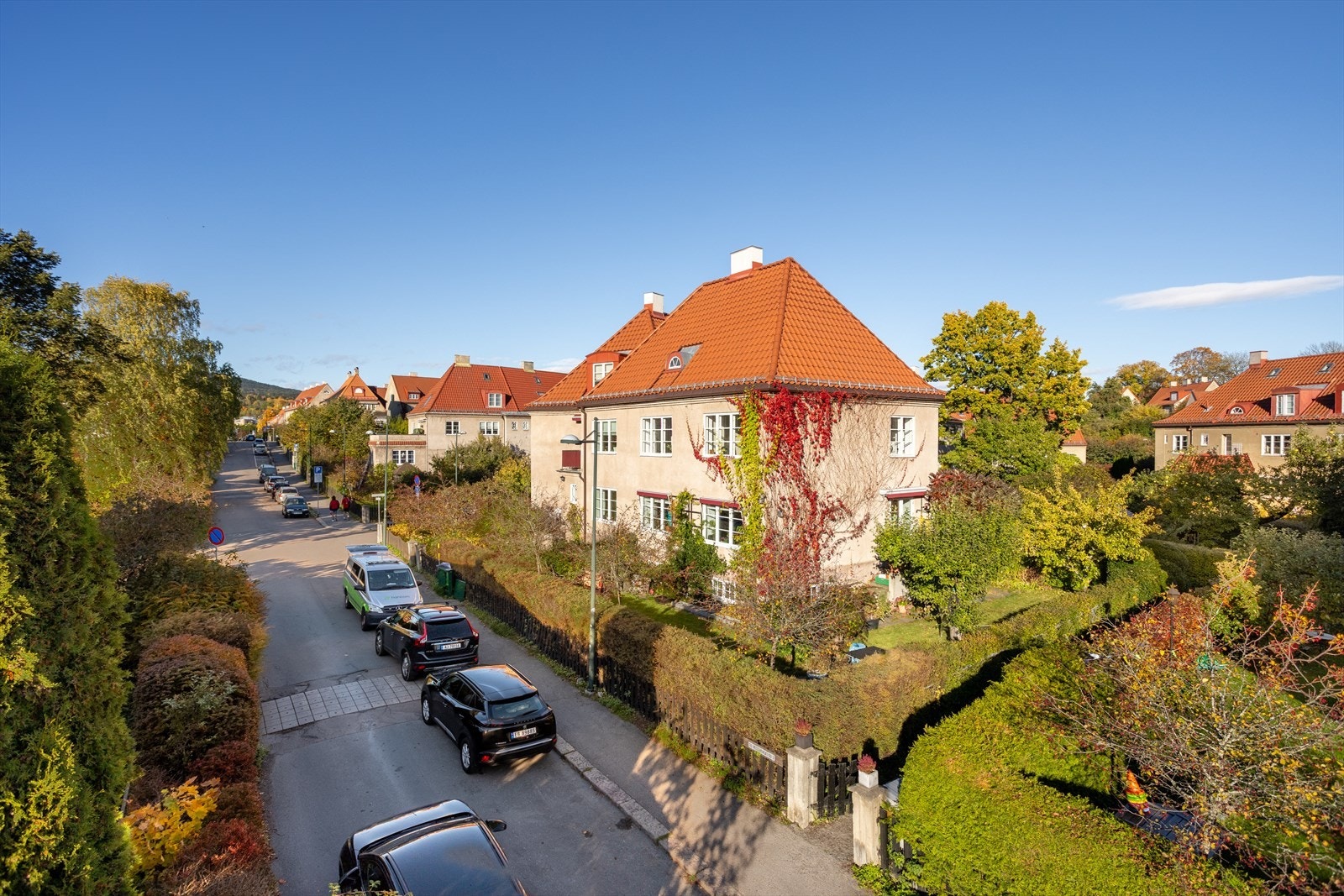 Fra boligen er det kort vei til offentlig kommunikasjon, servicetilbud og grøntområder. I nærheten finnes også skoler og flere barnehagetilbud. Galleribilde