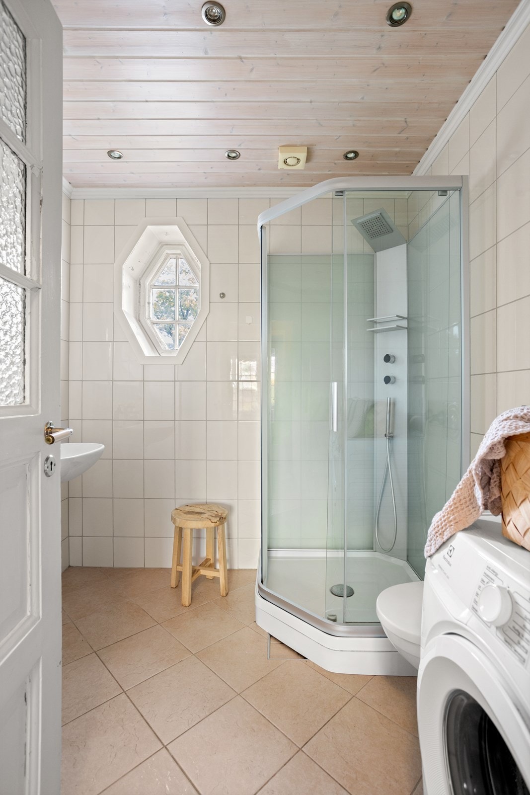 Badet ligger i fin tilknytning til entréen, og godt tilbaketrukket fra oppholdsrommene. Galleribilde