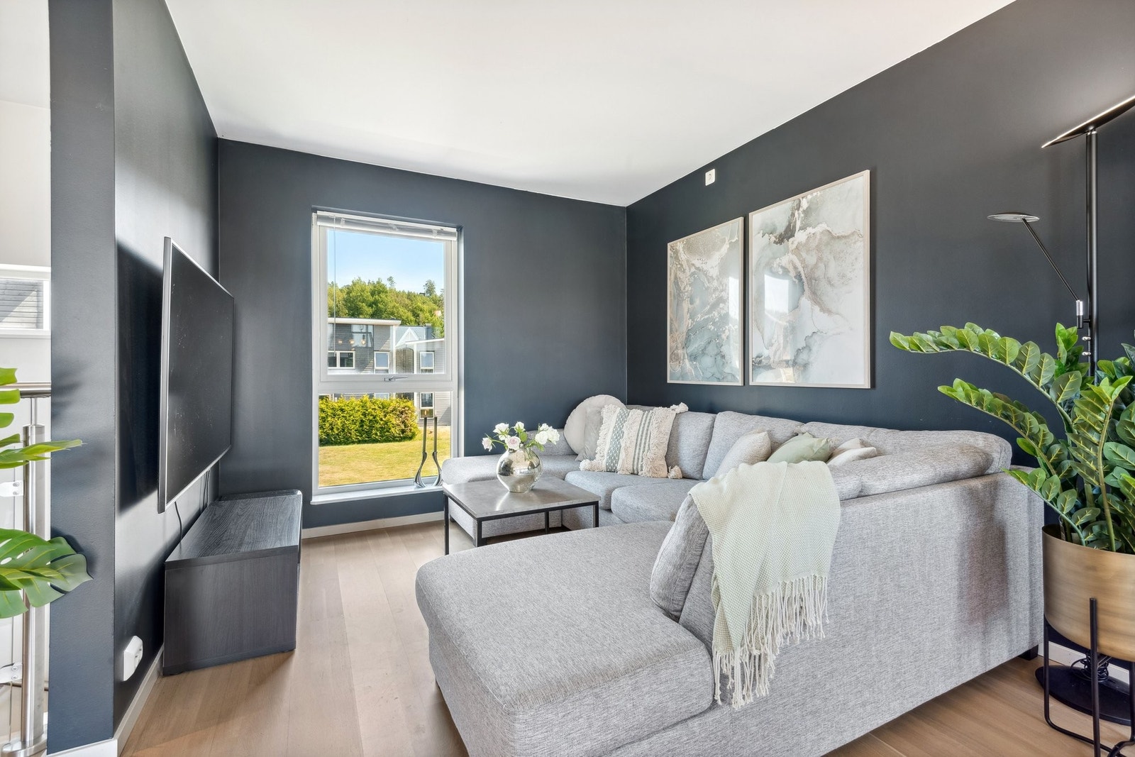 Plass til stor sofa/tv-krok. Galleribilde