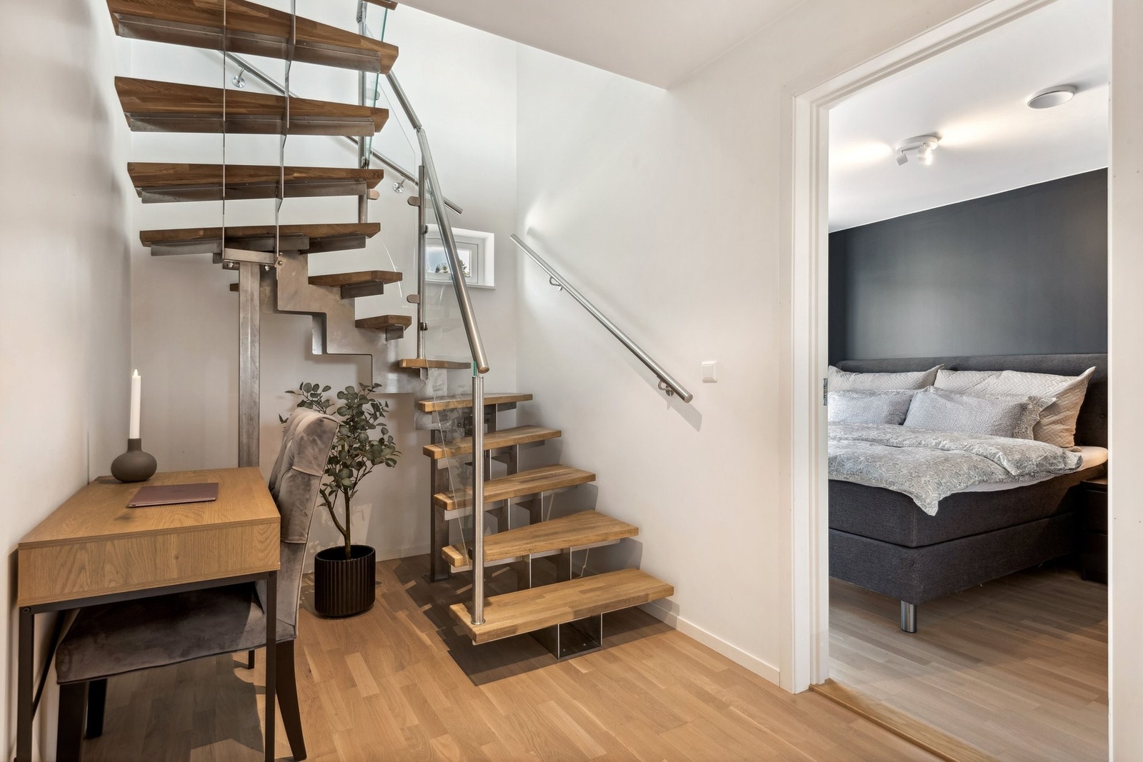 1. etasje består av tre soverom, baderom og kontorplass ved trappeoppgang. Galleribilde