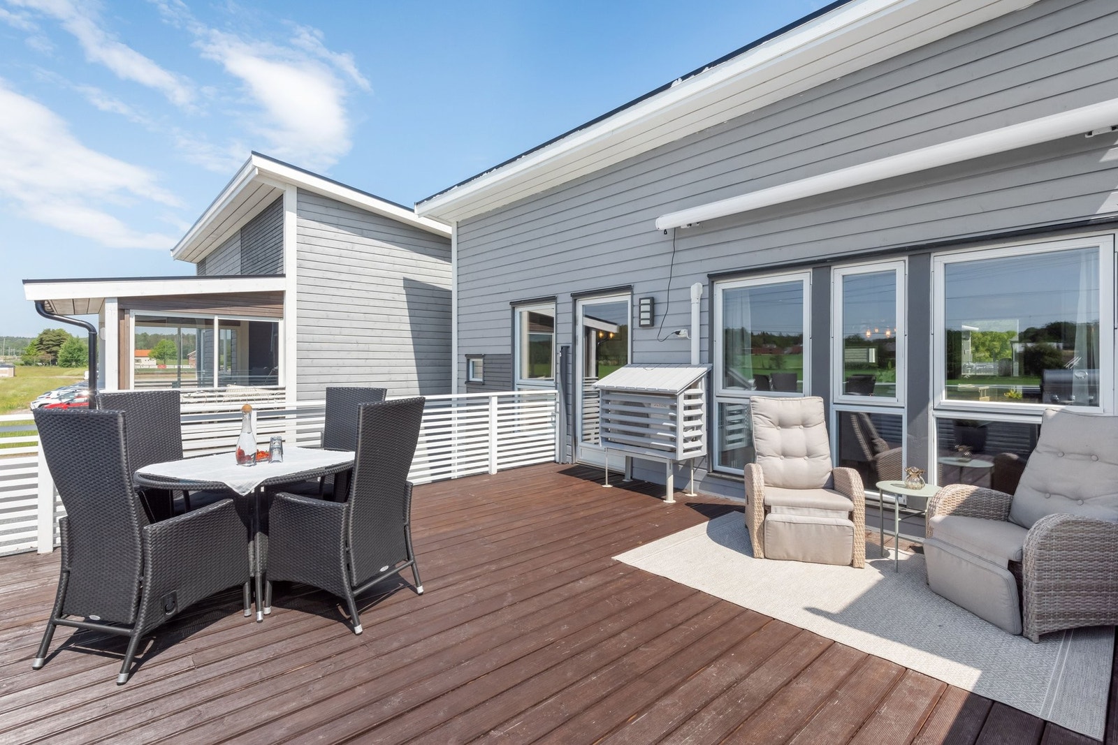 Stor solrik terrasse på 28 m². Galleribilde
