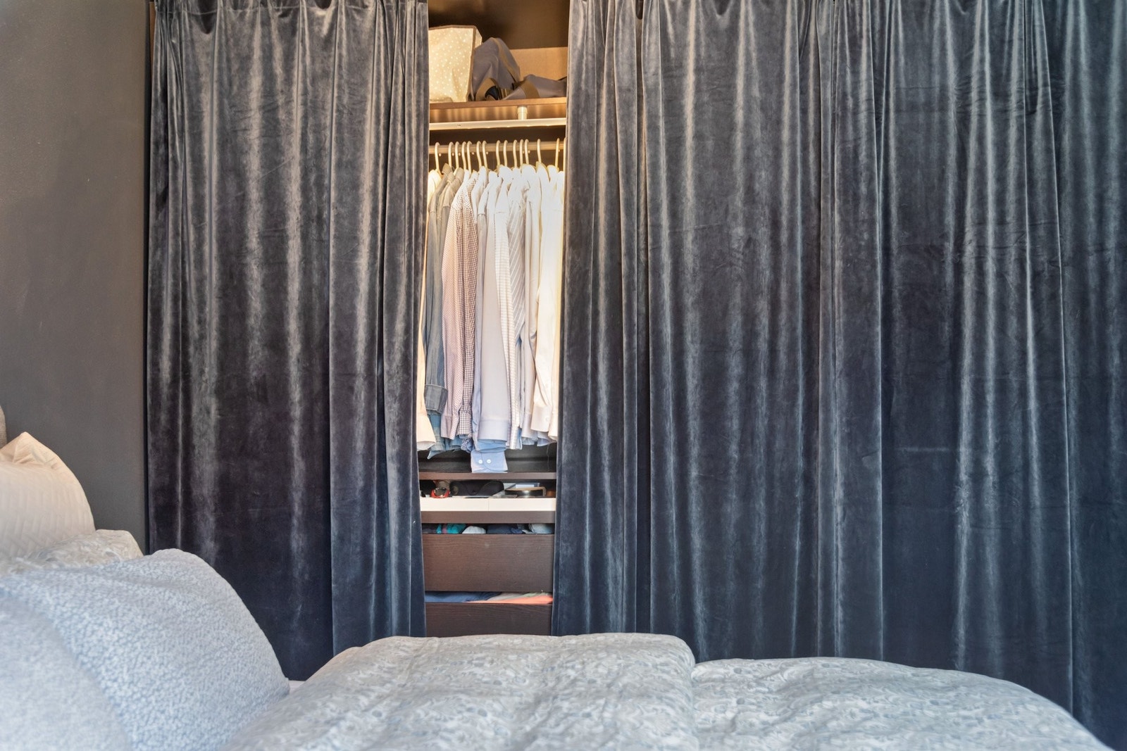 Garderobe med belysning og soft-wall på hovedsoverom. Galleribilde